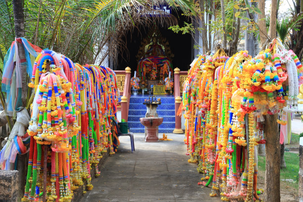 两条走廊上挂着许多塑料方向盘，用来供奉佛像。图片下载