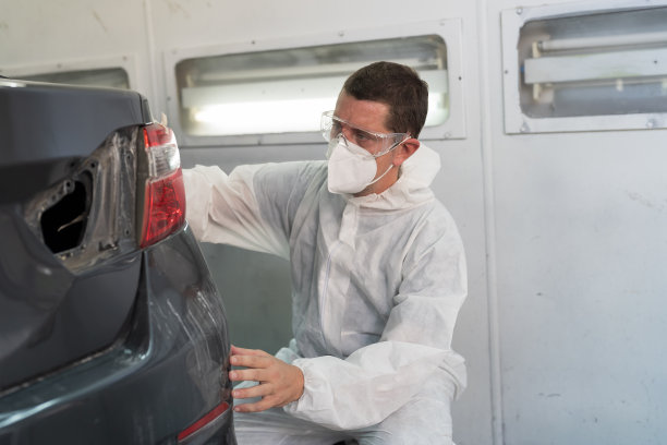 汽车油漆服务，优质汽车车身店理念。男汽车机械师在汽车油漆服务店检查车身质量。涂装前技师检查、清洗车架车身图片下载