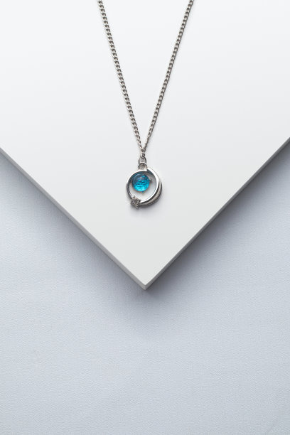 银链项链与蓝色钻石吊坠在白色的背景图片下载