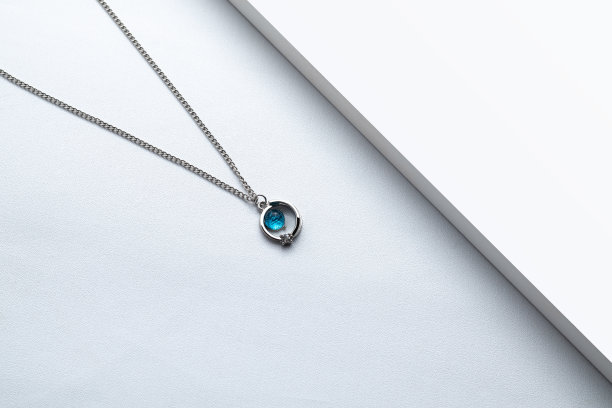 银链项链与蓝色钻石吊坠在白色的背景图片下载