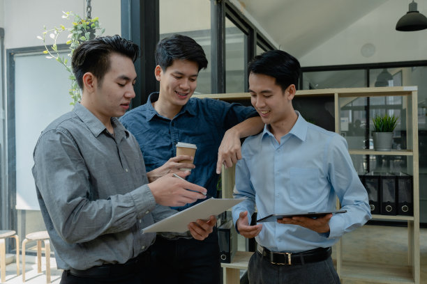 在会议室讨论公司的市场，利润，预算，创业，团队策划，团队文件审核。图片下载