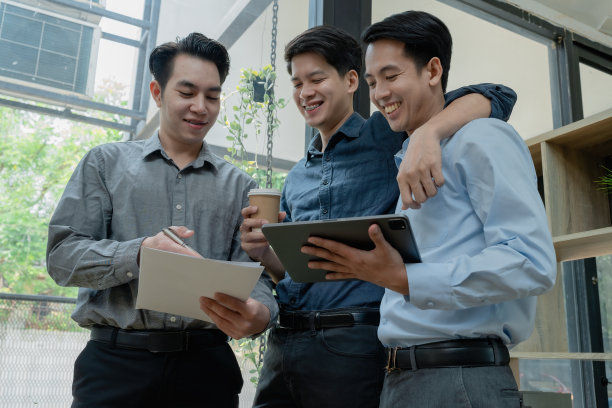 在会议室讨论公司的市场，利润，预算，创业，团队策划，团队文件审核。图片下载