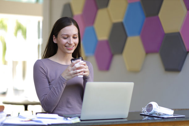 女大学生在用笔记本电脑做作业。图片下载
