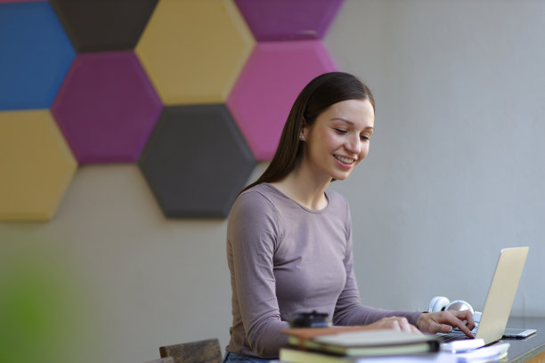 女大学生在用笔记本电脑做作业。图片下载