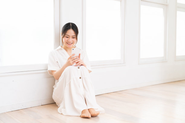 用智能手机的亚洲美女图片下载