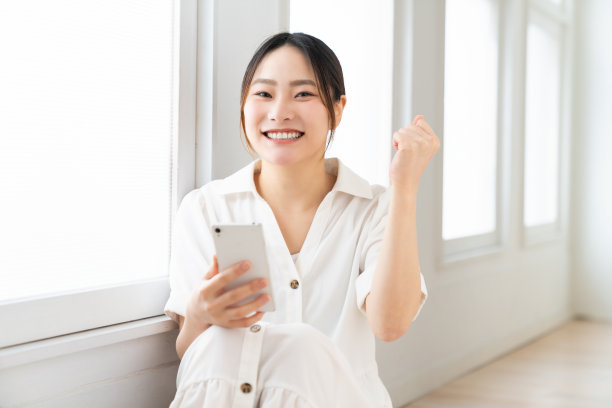 用智能手机的亚洲美女图片下载