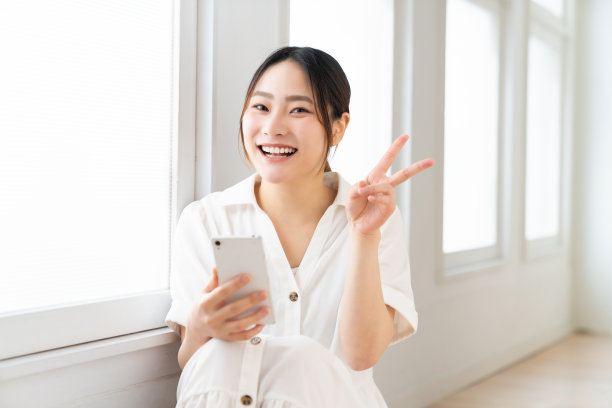 用智能手机的亚洲美女图片下载