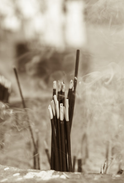 许多香烛燃烧着，烟雾缭绕。图片下载