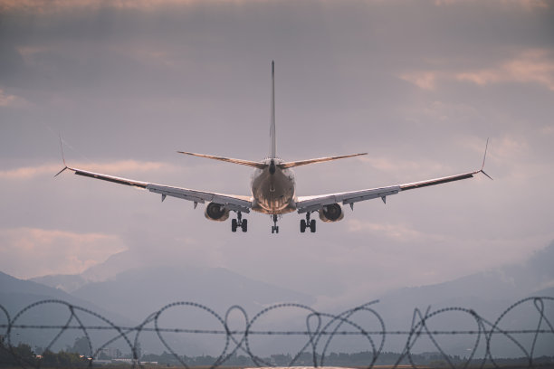 客机在日落时降落图片下载