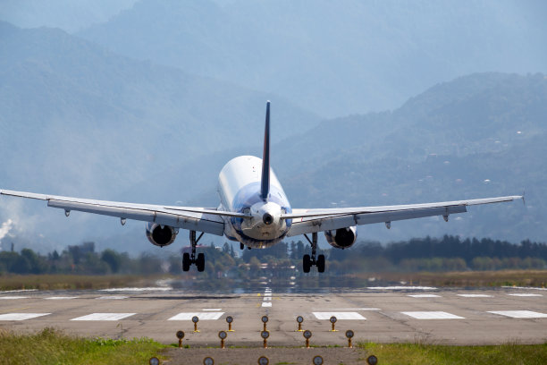 客机降落的后视图图片下载