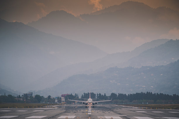 客机从正面起飞图片下载