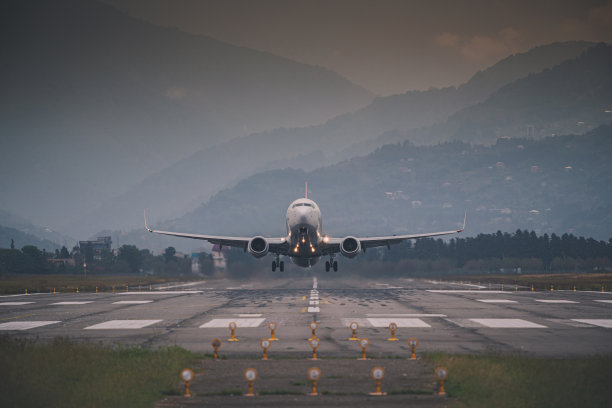 客机从正面起飞图片下载