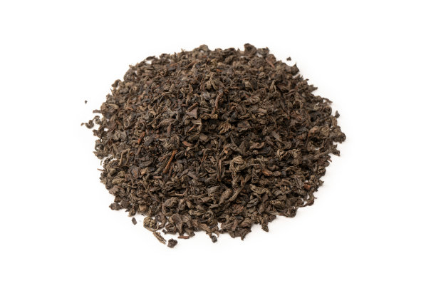 在白色背景上分离的干茶叶。图片下载