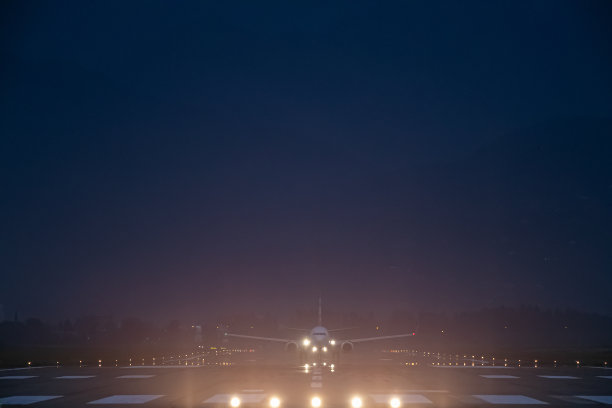 客机在夜间起飞，机场灯火通明图片下载