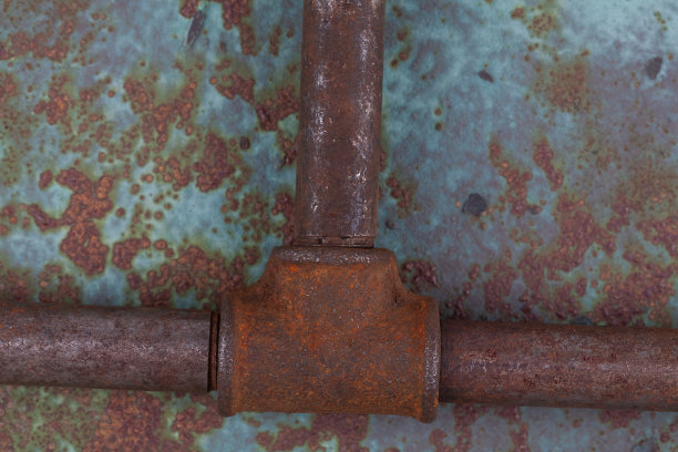 生锈的金属墙上有生锈的阀门管道图片下载