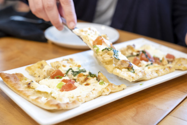披萨与鸡肉和奶酪在桌子上的库存照片图片下载