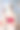 穿着日本传统和服的年轻女子手持纸扇坐在日式房子里图片下载