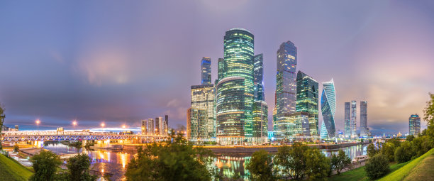 莫斯科的夏夜。莫斯科市中心的现代摩天大楼。莫斯科,俄罗斯图片下载