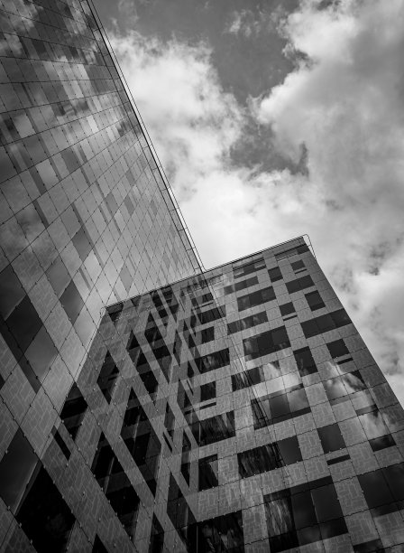 现代建筑对着天空的低角度视图图片下载