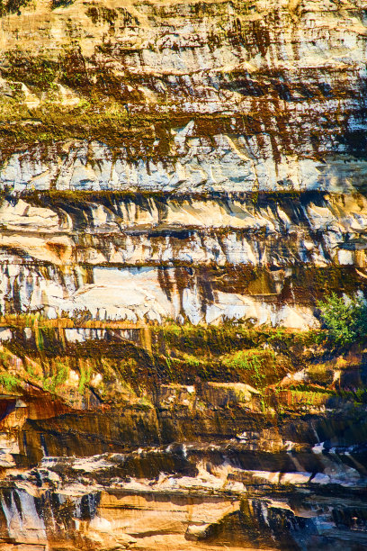 悬崖壁资产背景图片岩石与白色的疼痛条纹和其他矿物滴下来图片下载