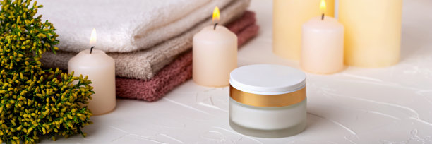面霜、蜡烛和毛巾。横幅图片下载