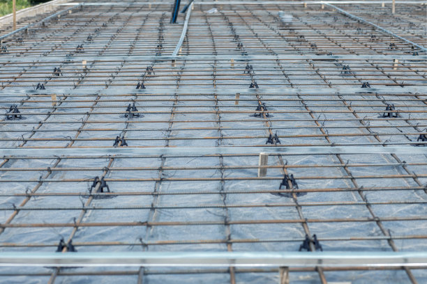 钢筋扎成网孔准备好。图片下载