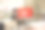 选择性关注红色折扣板50%的文字。商场男女服装的折扣模板。软焦点图片下载