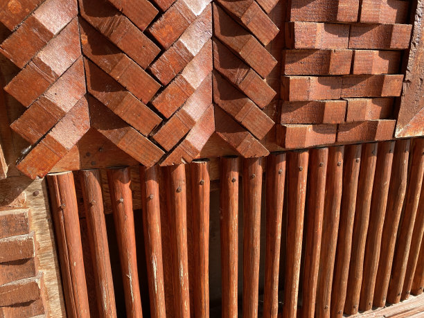 木质立方体背景墙。木块背景。立方体的体积绘制。图片下载