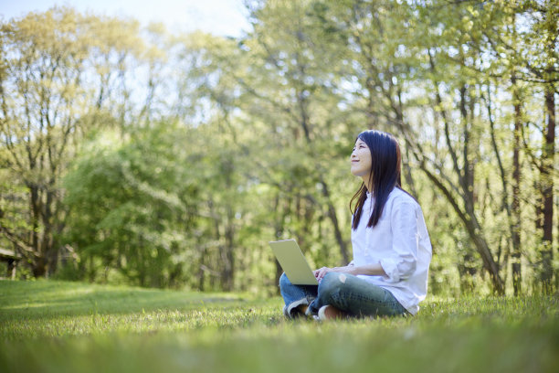 一名日本妇女在森林里休息图片下载