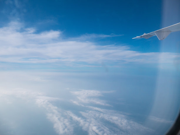从飞机上俯瞰云层之上的景色图片下载