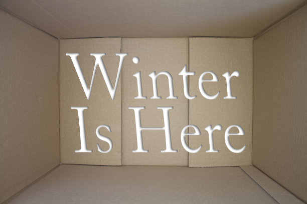 冬天是这里用纸板箱写的字。棕色折叠卡片盒。图片下载