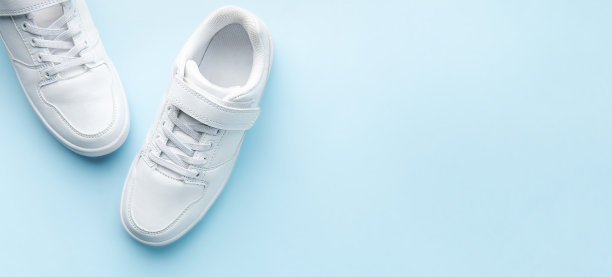 蓝色背景的白色运动鞋。图片下载
