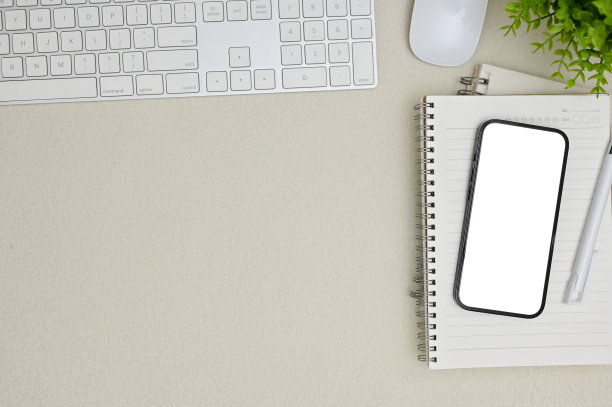 最小的办公桌工作空间顶视图与智能手机白屏模型图片下载