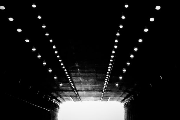 隧道区内的路灯。图片下载