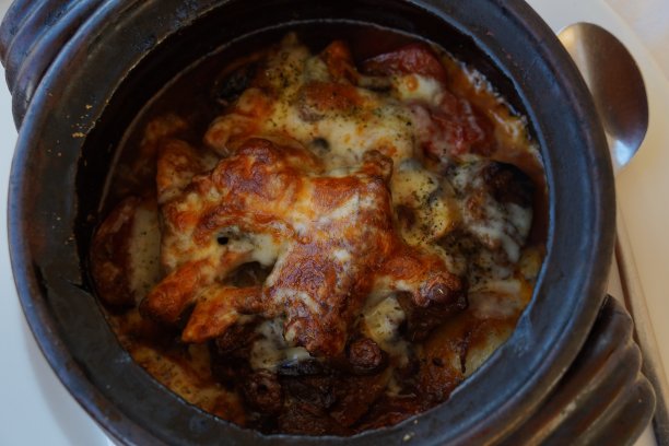 红烧牛肉与烤箱烤土豆下奶酪皮在粘土碗图片下载