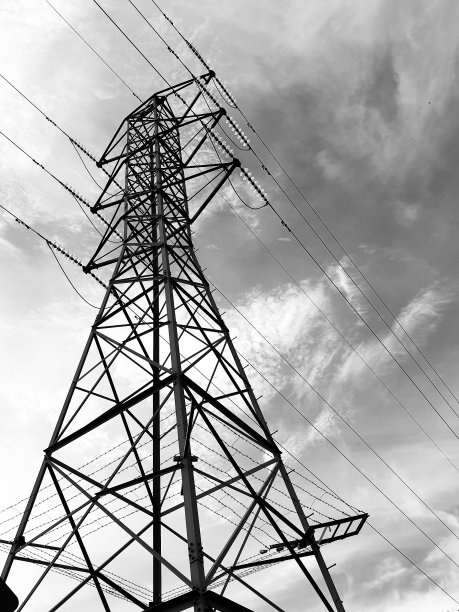 电塔和电线在多云的天空下图片下载
