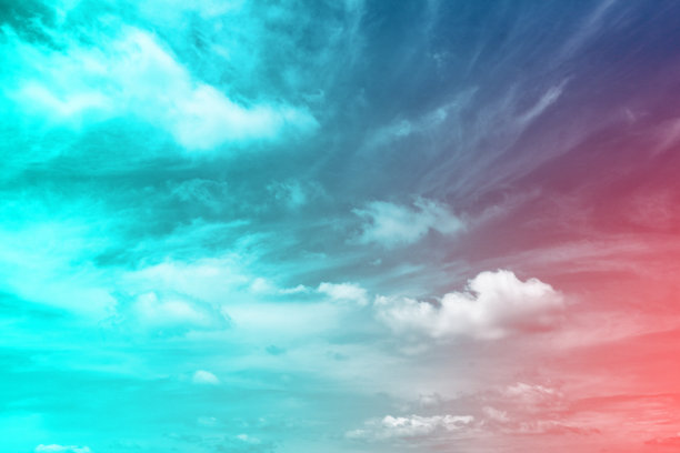 五彩缤纷的多云天空，蓬松的云彩，柔和的色调在蓝色，粉红色和橙色的早晨，幻想神奇的日落天空在春天或夏天图片下载