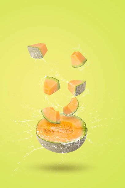 创意布局由甜瓜在柔和的黄色背景。水果最小的概念和复制空间。图片下载