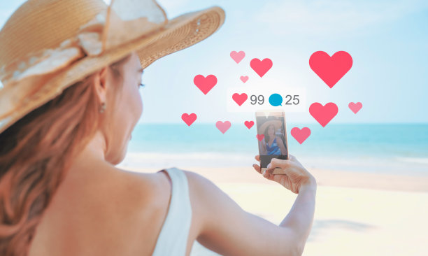 年轻迷人的女人用智能手机自拍。年轻人在户外玩，用智能手机自拍。自拍社交网络概念。图片下载