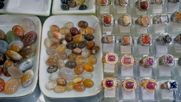 玛瑙戒指具有美丽的色彩图片下载