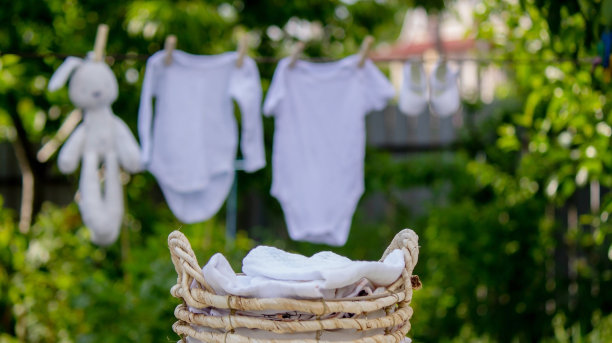 洗婴儿衣服。亚麻布在新鲜空气中变干。有选择性的重点。图片下载