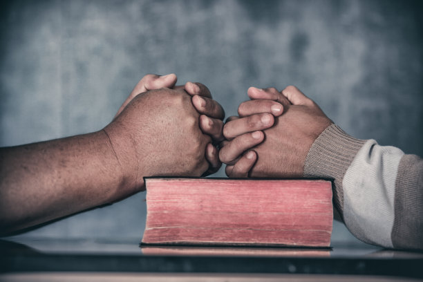 两个男人拿着圣经祷告。基督教的概念。图片下载