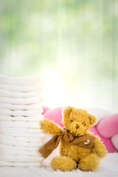 泰迪熊和一堆一次性尿布图片下载