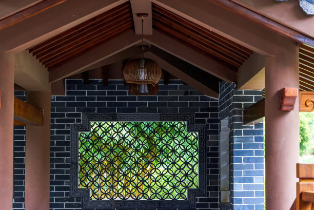 中国传统园林用瓦片做成的中空窗户图片下载