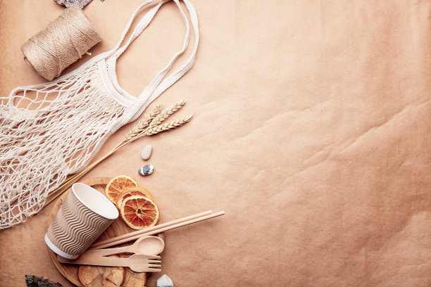 天然、环保、无塑料、零浪费的工艺用纸。环保购物袋和无塑料餐具。可持续的生活方式，复制空间。图片下载