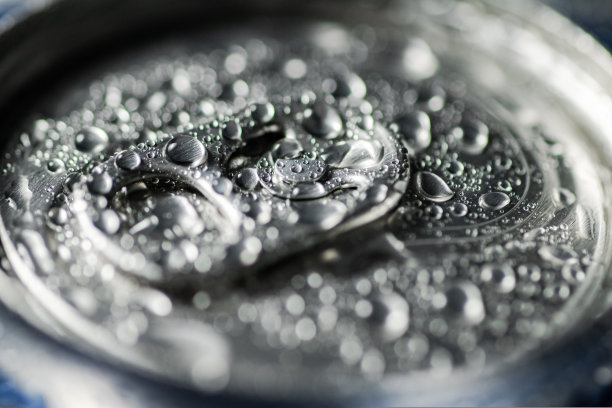 罐装的新鲜啤酒。图片下载