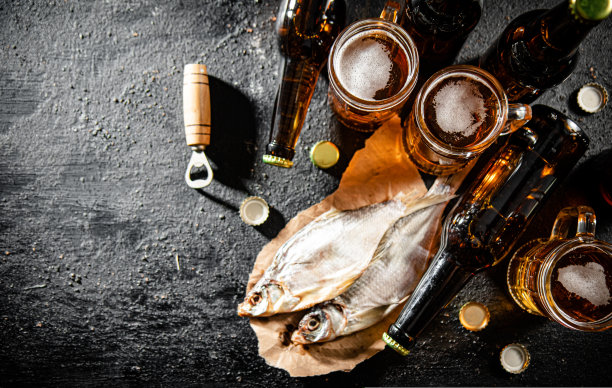 鱼干啤酒。图片下载