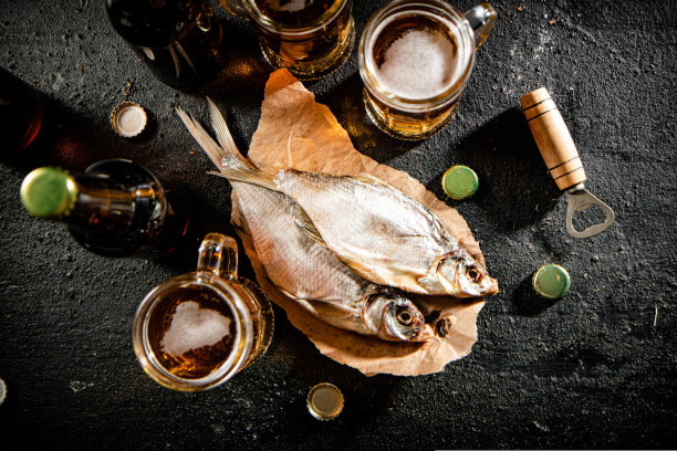 鱼干啤酒。图片下载