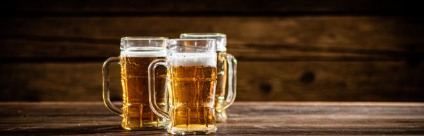 装有新鲜啤酒的玻璃杯。图片下载