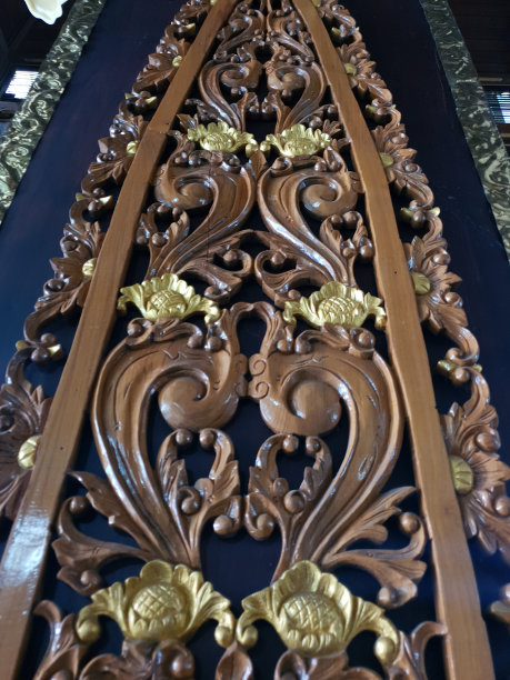 木刻书法，刻在爪哇清真寺的柱子上图片下载